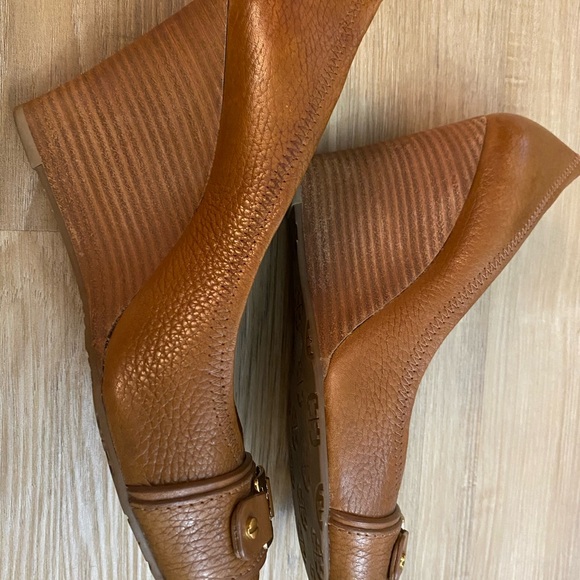 ❤️❤️Tory Burch Leather Brown Peep Toe High Wedges W/Gold Monogram - Picture 9 of 13